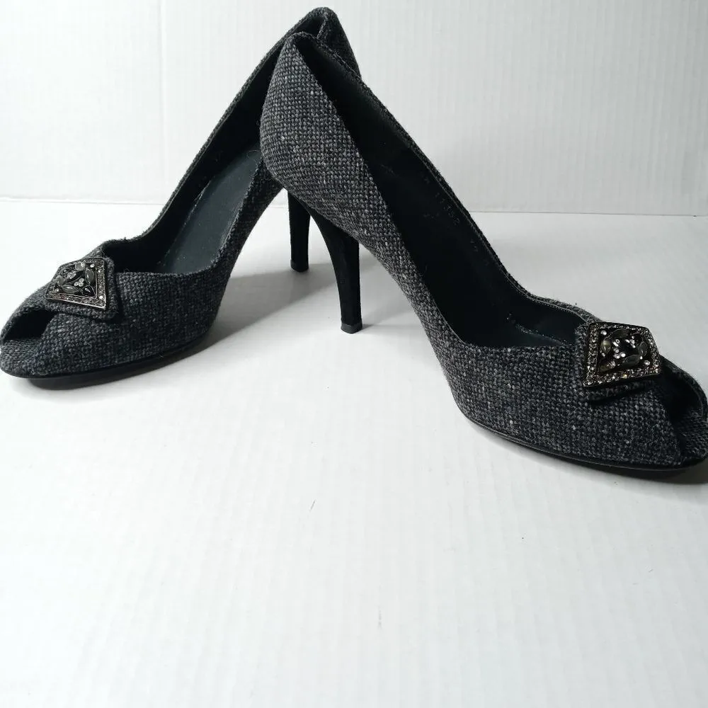 Stuart Weizman gray heels with embalishment - Image 8