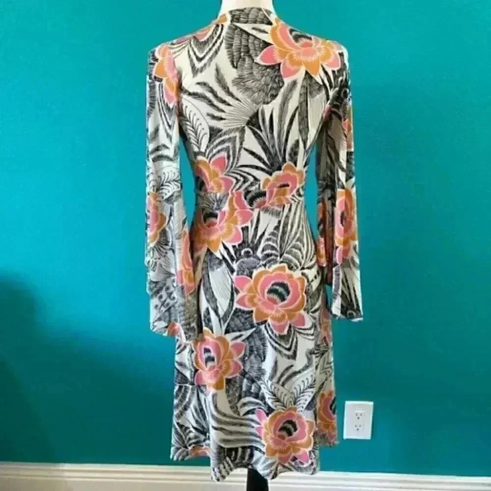 Veronica M. floral flowy dress in size small - Image 4