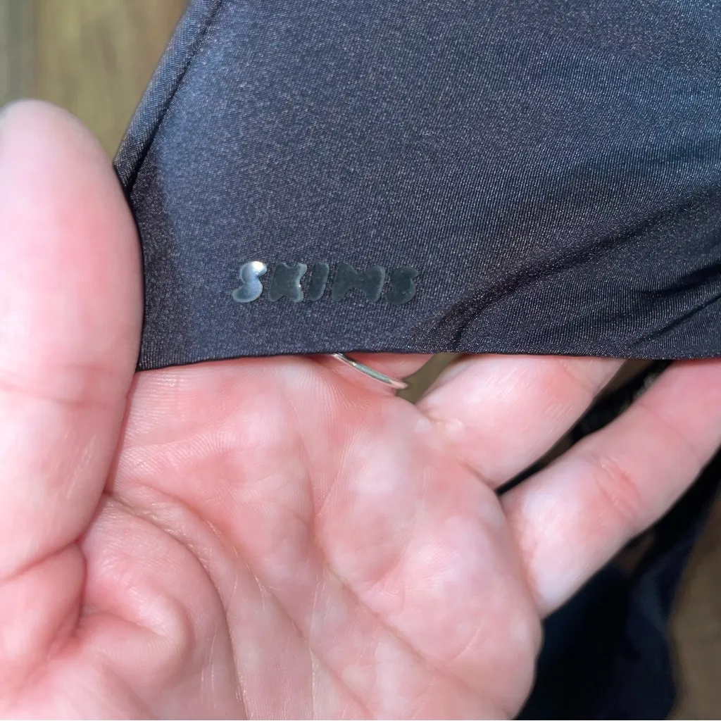 SKIMS Wireless Form Push-up Plunge Bra Black ONYX Size 34D - Image 4