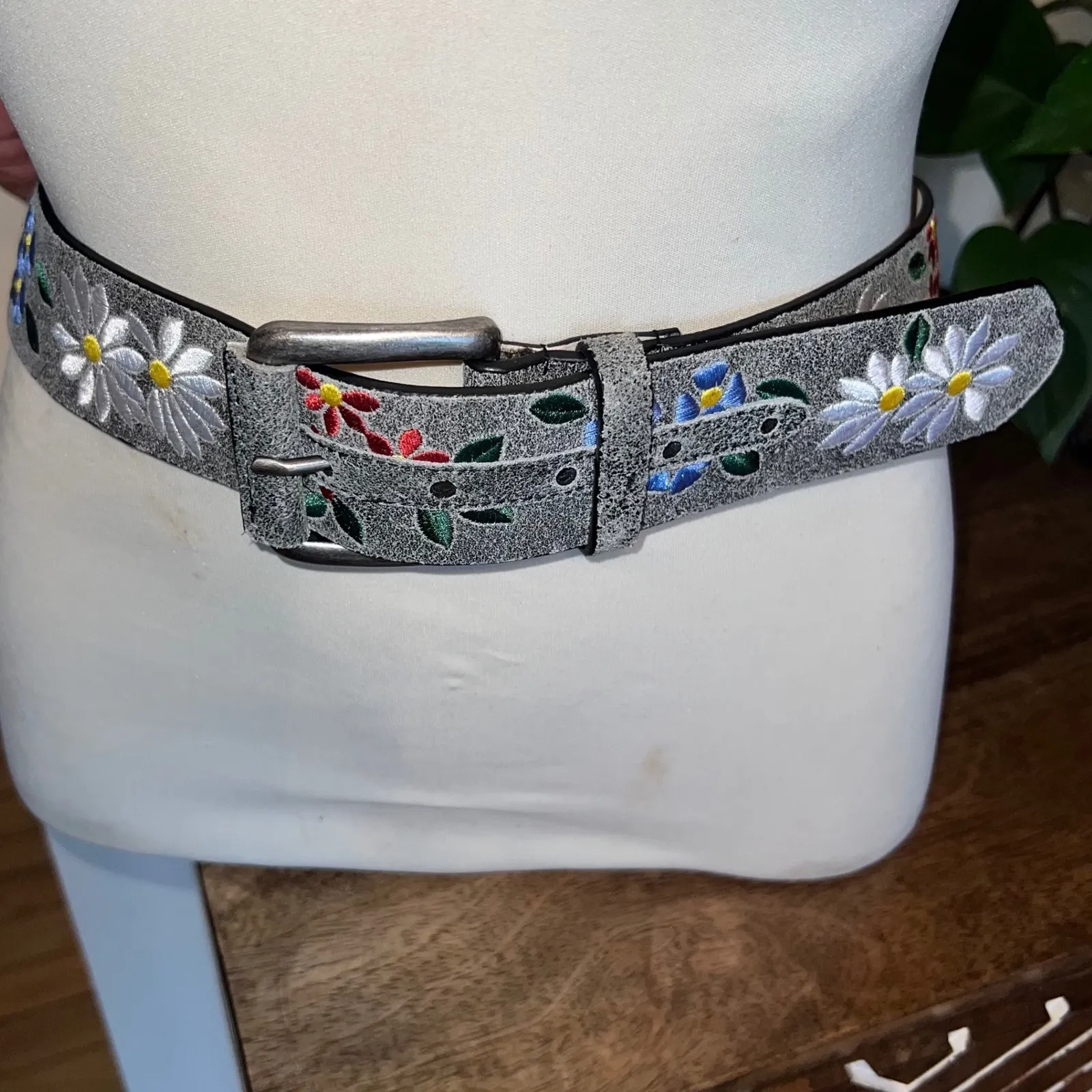 Xhilaration Leather Embroidered Floral Belt Women Size M Gray‎ Casual Boho Chic - Image 2