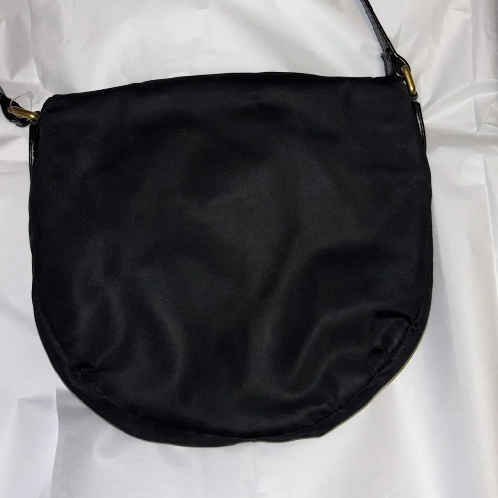 MARC BY MARC JACOBS BLACK NYLON CROSSBODY W/ GOLD HARDWARE
POCKETS IN & OUTSIDE - Image 4
