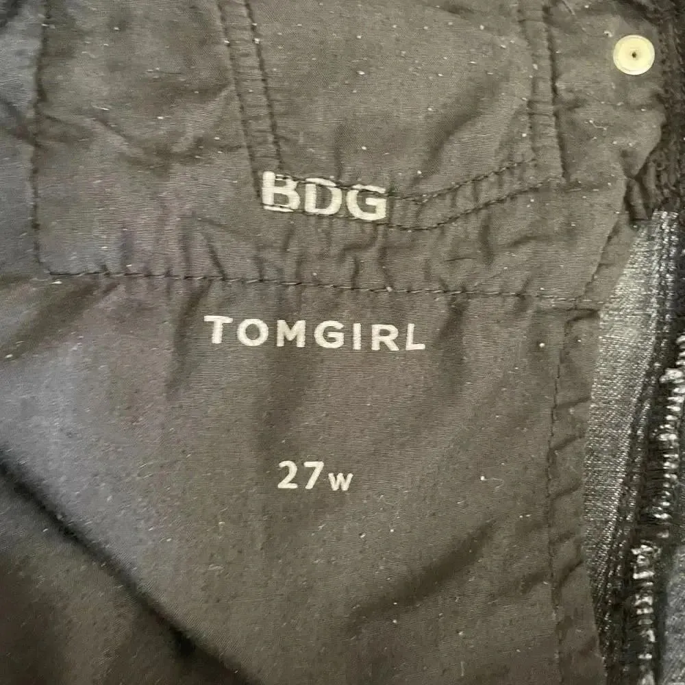 BDG Tomgirl Black Wash Denim Cotton Mid-Rise Raw Hem Womens Jeans SZ 27 # 1043 - Image 7