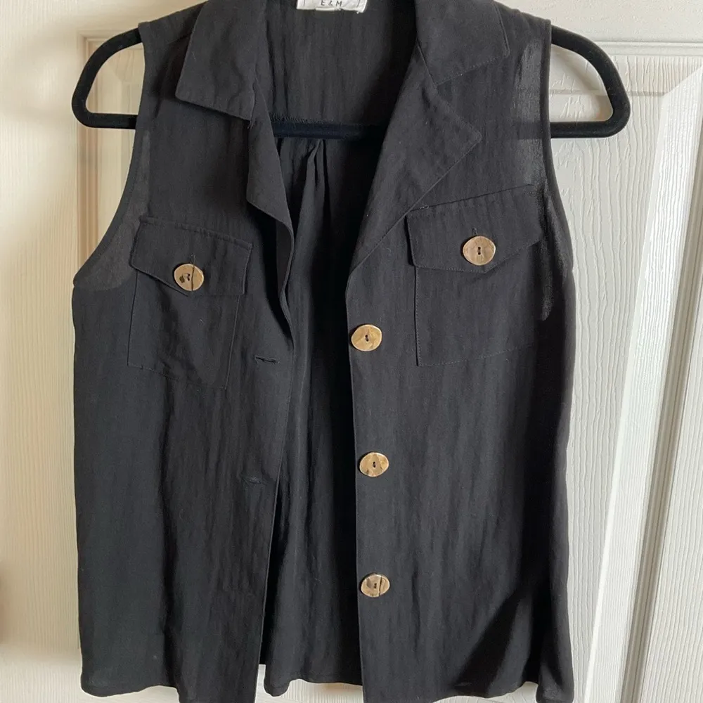E & M Black Sleeveless Vest size small - Image 3