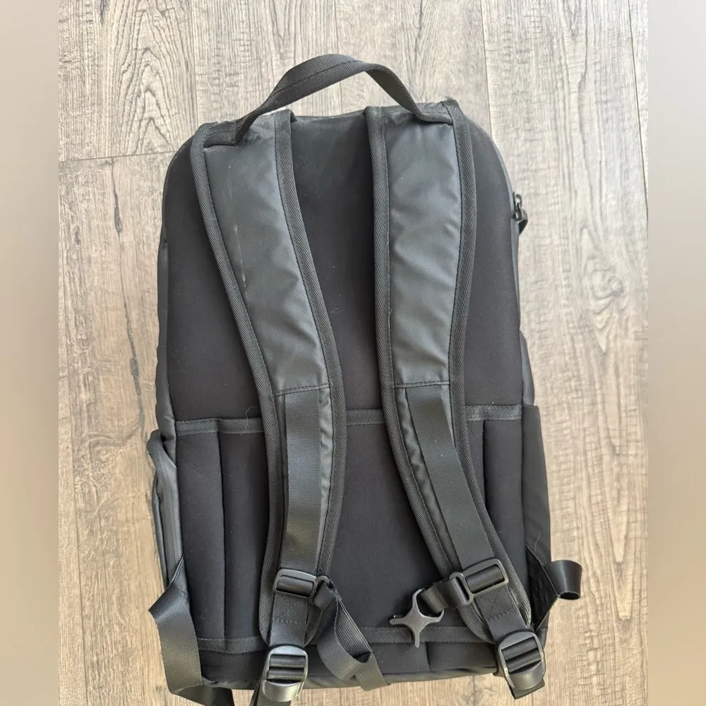 Vooray 2nd Avenue Backpack- Black 25L - Image 2