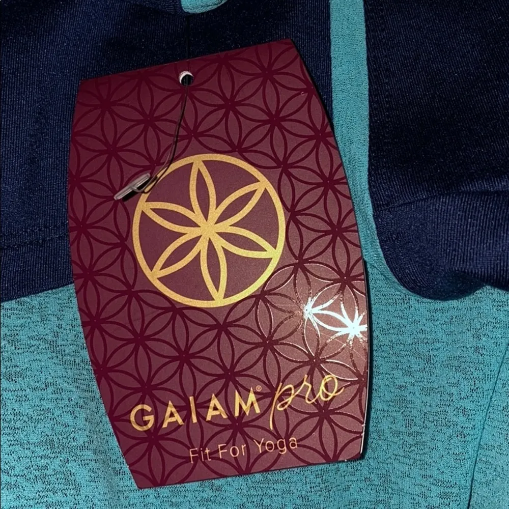 Gaiam Fallon tank midnight with light blue NWT - Image 6