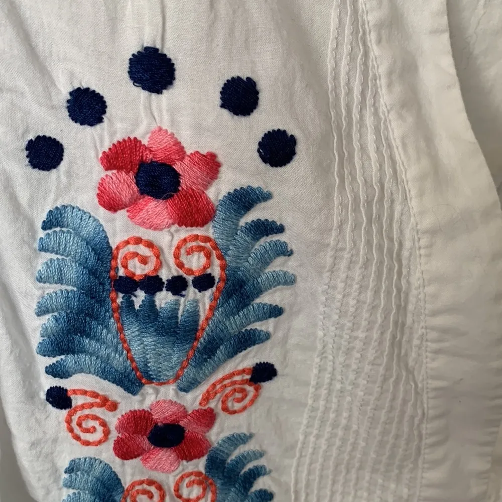 TINY white embroidered tank top - Image 3