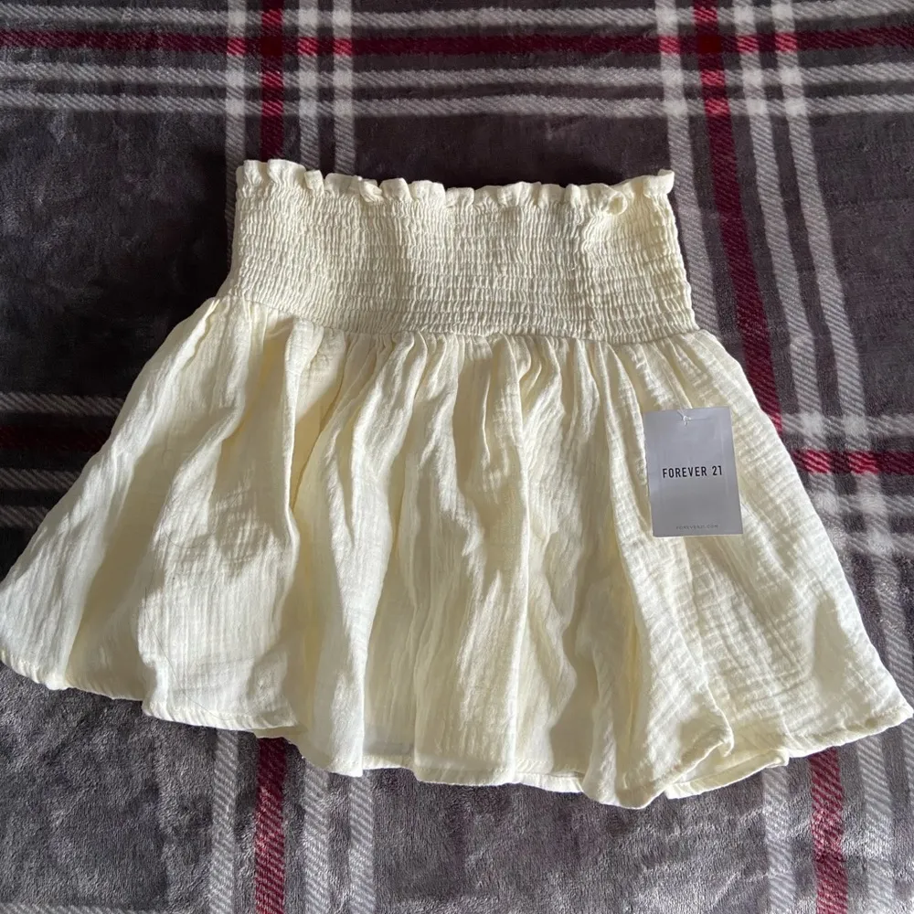 Forever 21 Flowy Cream Ivory Ruffle High Waisted Mini Skirt - Image 4