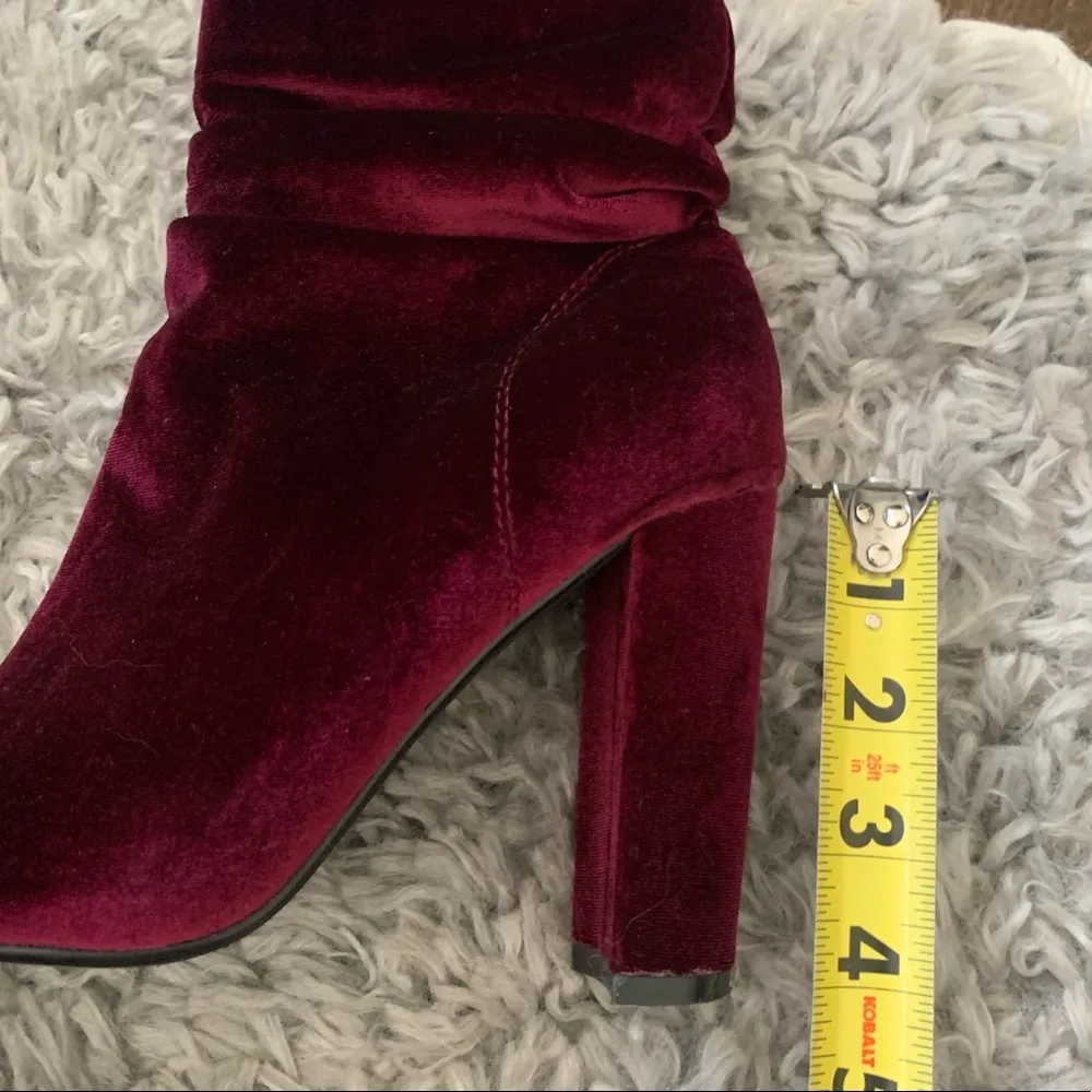 AKIRA burgundy velvet heels - Image 10