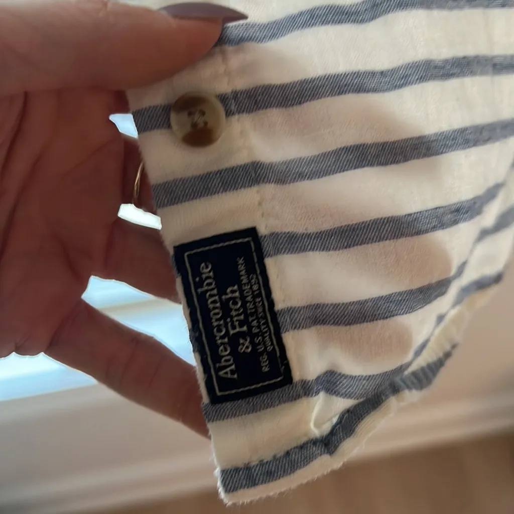 Abercrombie & Fitch sz medium 100% cotton chambray button up - Image 4