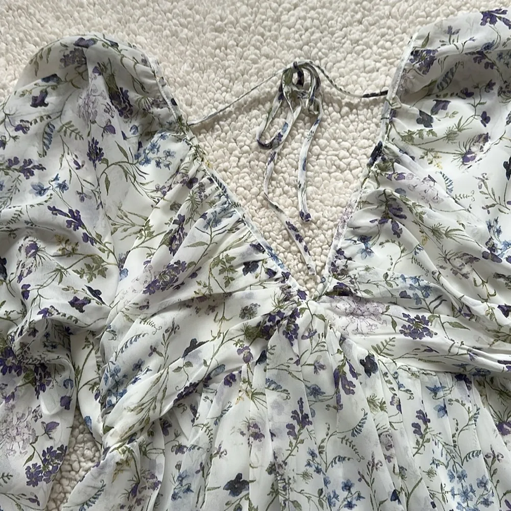 Express Floral Puff Sleeve Top - White and Purple Size S New NWT - Image 2