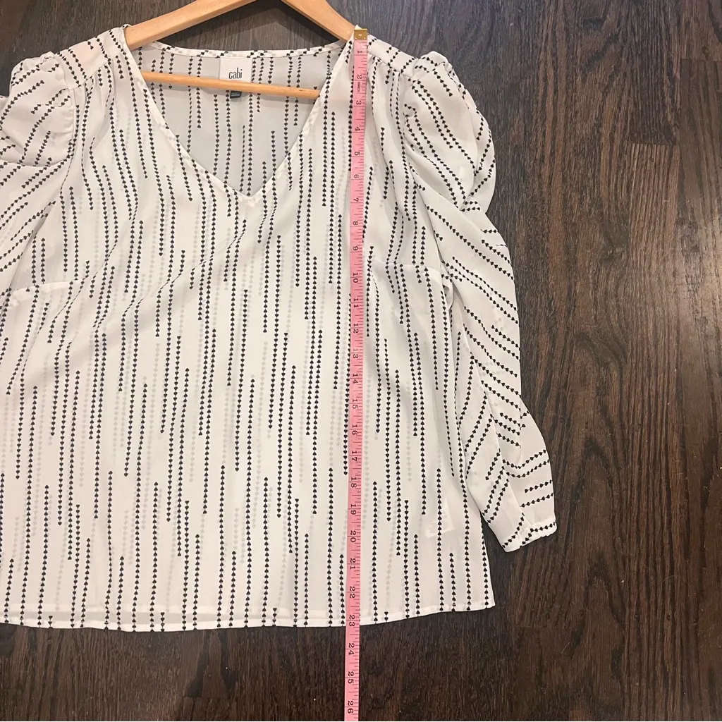 Cabi Devoted White and Black Heart Patterned Blouse V-Neck Ruched Sleeves - Image 4