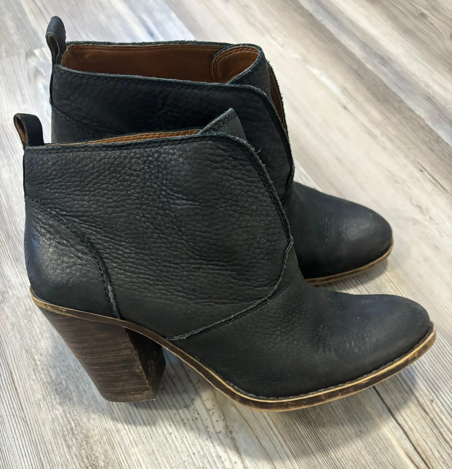 Lucky Brand Ladies Black Pebble Leather Short Boots/Booties Size 8 1/2 medium. Stretch elastic on both sides of tongue/vamp for ease and comfort. Pull-on loop at back. Heel appx 3.25” high. - Image 7