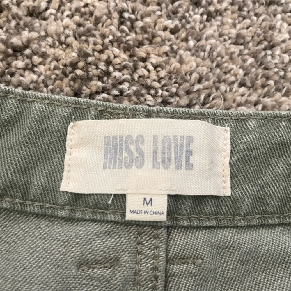 NWT Women’s Miss Love Mid Rise Relaxed Fit Cargo Jeans Sage Green Size M - Image 2