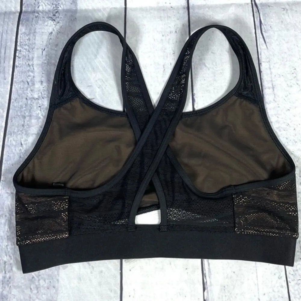 Victoria sports bra size medium - Image 2