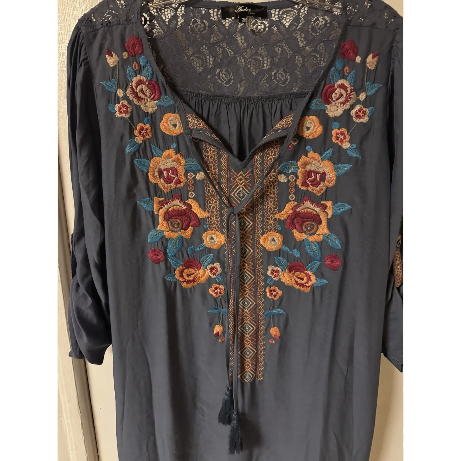 Andree by Unit  Women's Size M Gray Blue Embroidered Flowy Boho Blouse - Image 2