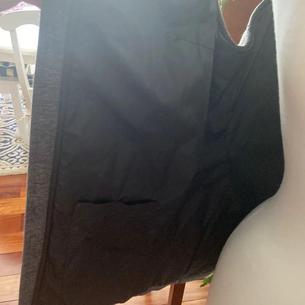 The North Face  zip up vest. Size M, great condition - Image 5