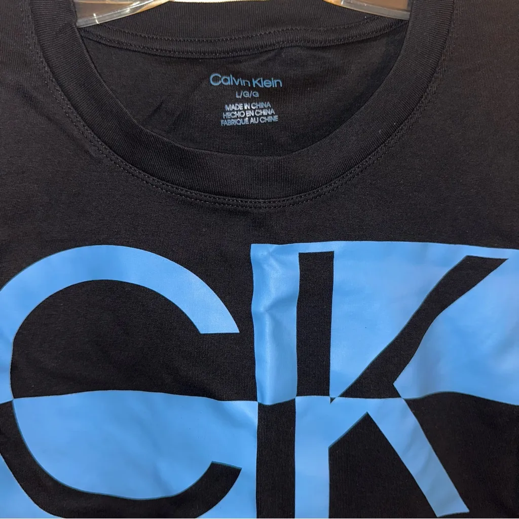 Calvin Klein Women's crew neck shirt with baby Blue Graphic size Large - Image 4
