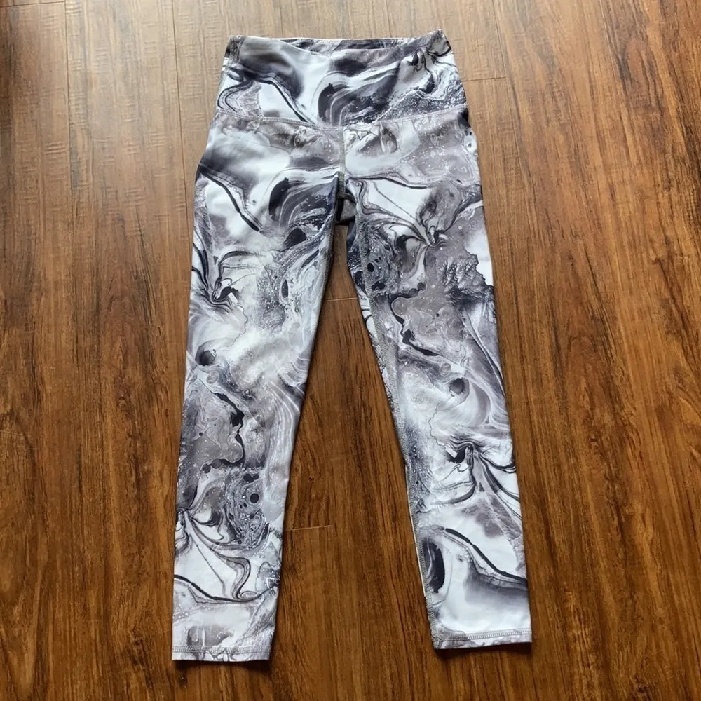 Noli ‎ cropped marbled leggings size small - Image 2