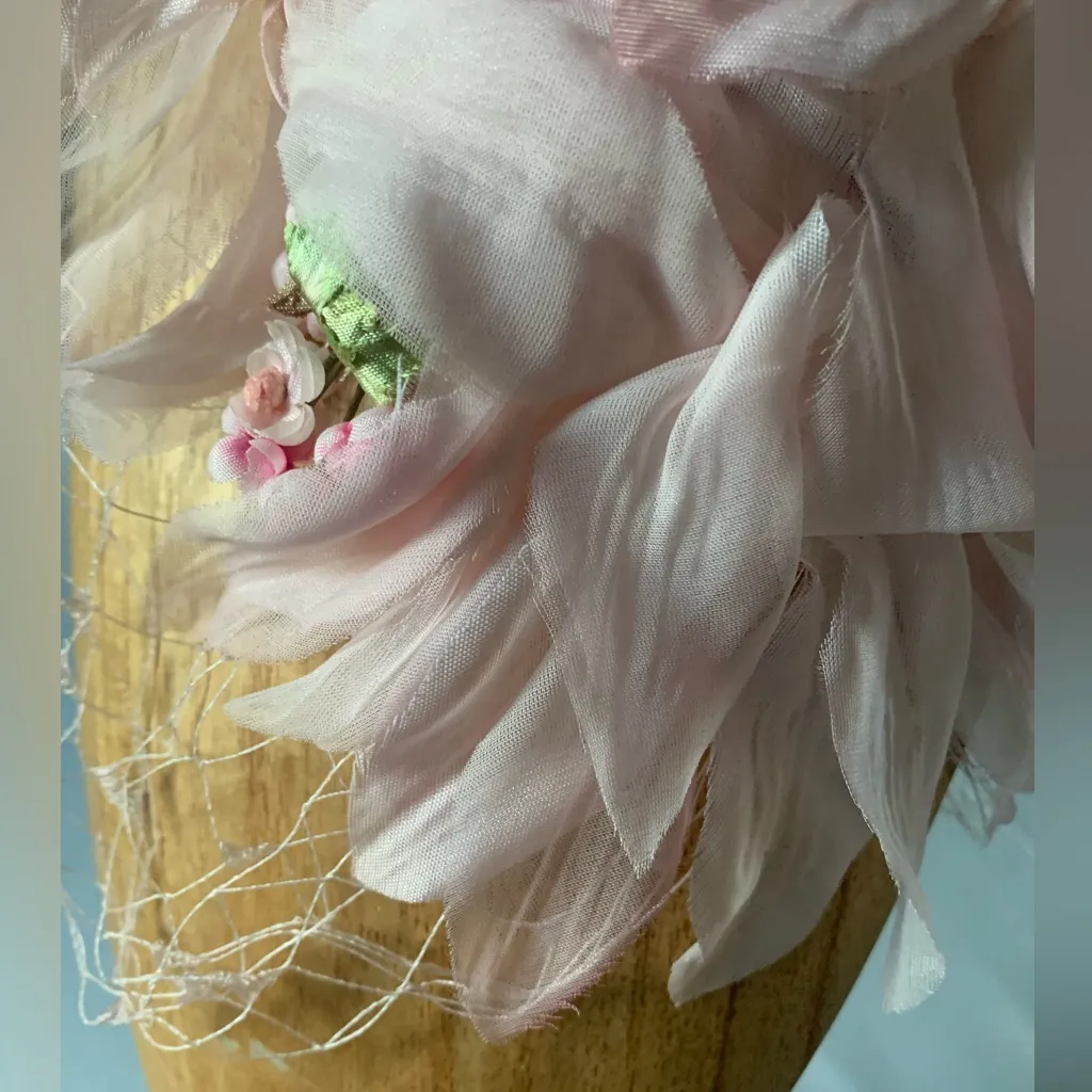 Vintage 1950s Pale Pink Floral Fascinator with Netting Tuille Floral Petals - Image 4