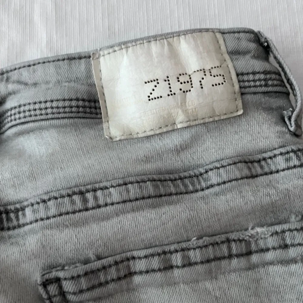 Zara Basic Z1975 Cut Off Hem Distressed Gray Jeans‎ - Image 2