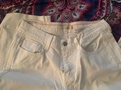 Levi’s White Capris - Image 4