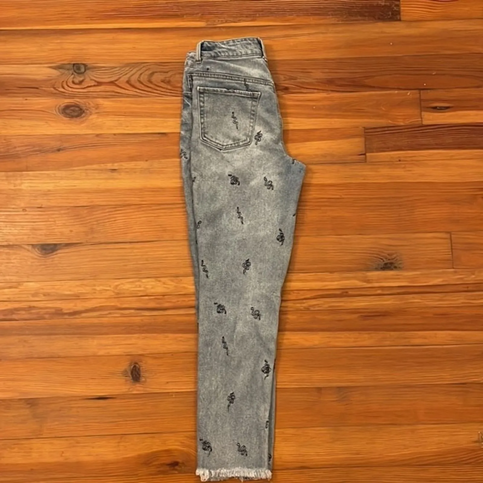 Tinseltown Blue Jeans Junior Size 5 Straight Leg Denim Snakes Light Wash Raw Hem - Image 4