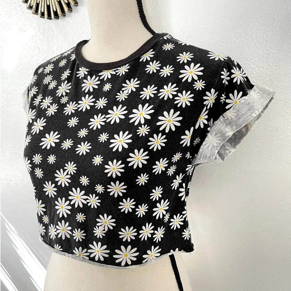 Wet Seal Daisy Floral Crop Top Women Size XS Black White Short Sleeve Crew Neck - Image 4