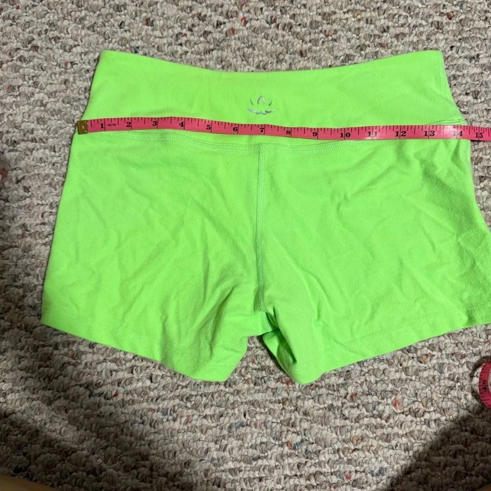 Beyond Yoga SpaceDyed Neon Green Shorts 3”- Size Small - Image 6