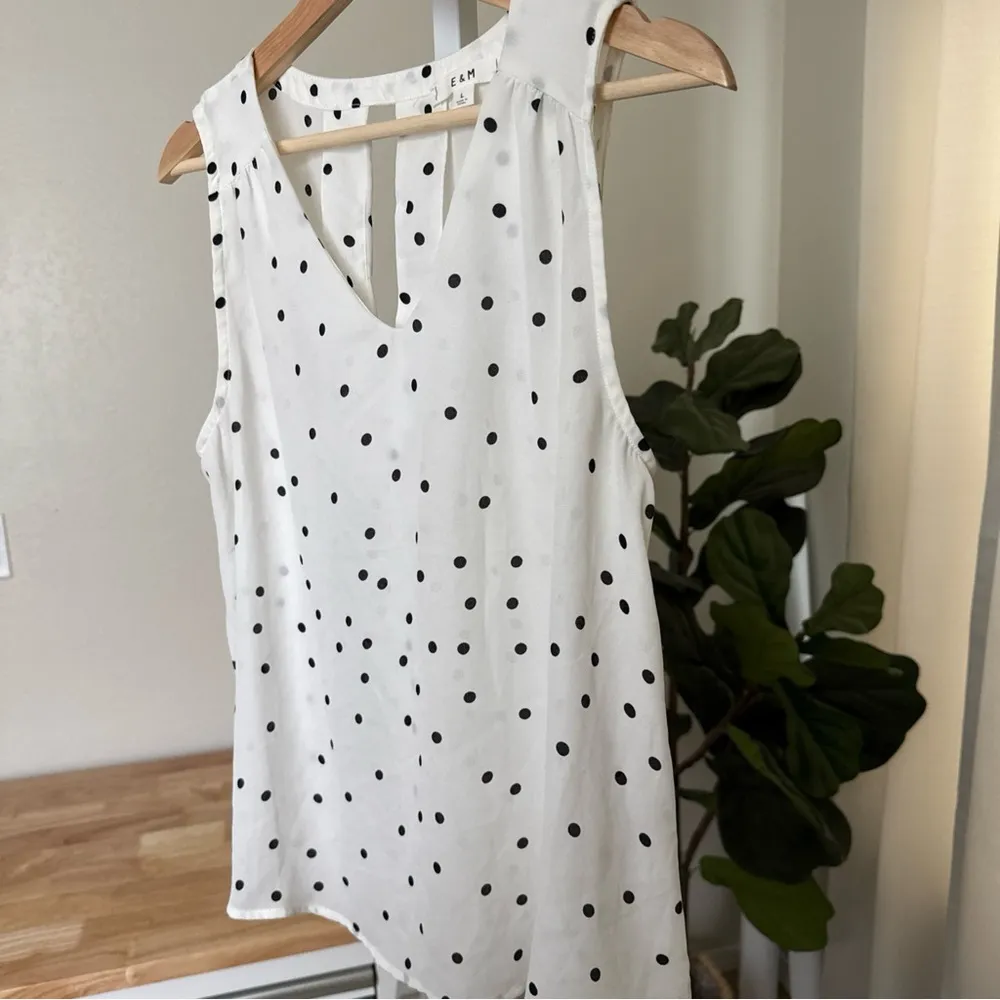 E & M Women’s White with Black Polka Dot Sleeveless Blouse V Neck Size L - Image 4