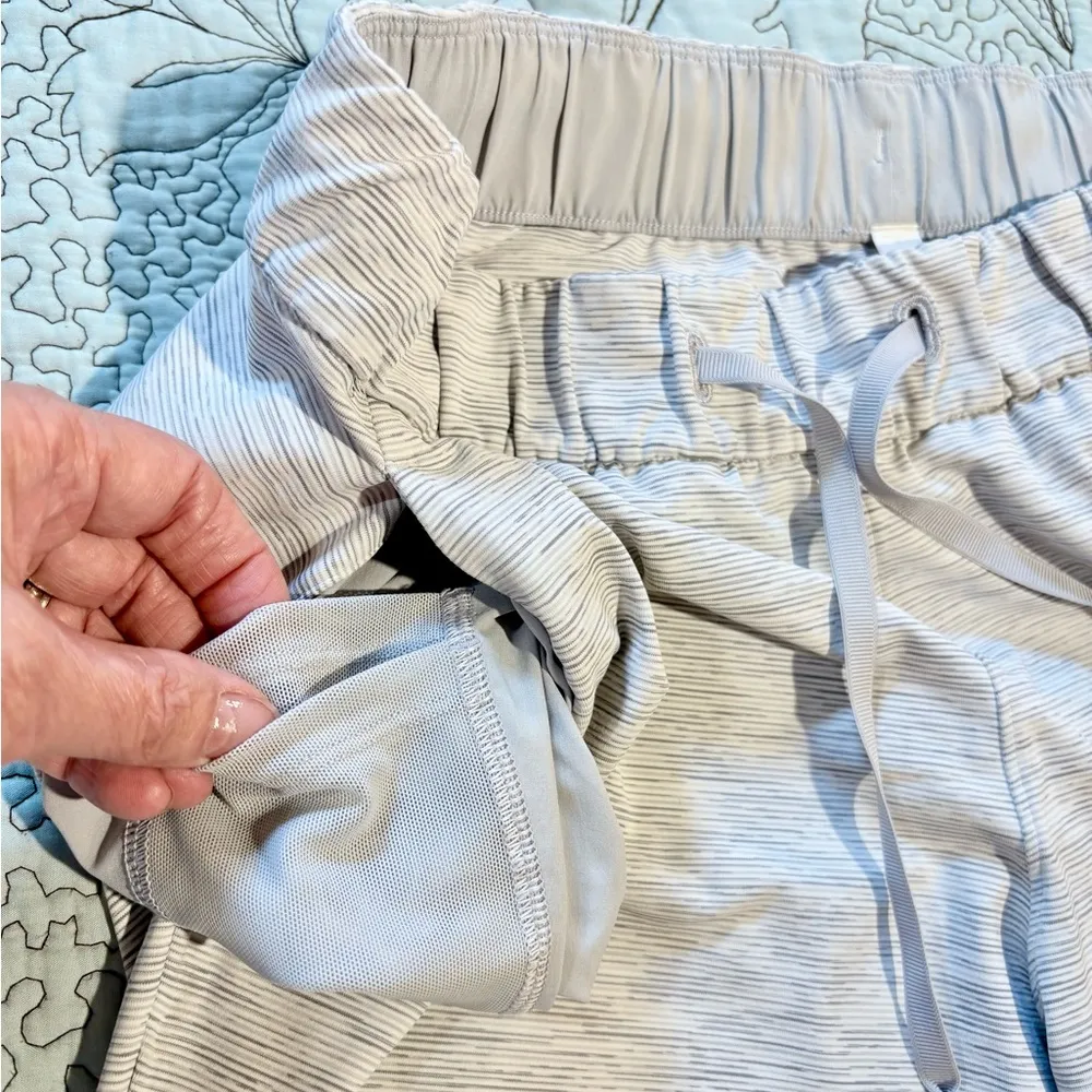 LULULEMON  On The Fly Pant 27” in 
Wee Are From Space Nimbus Battleship Sz 6🧡 - Image 6