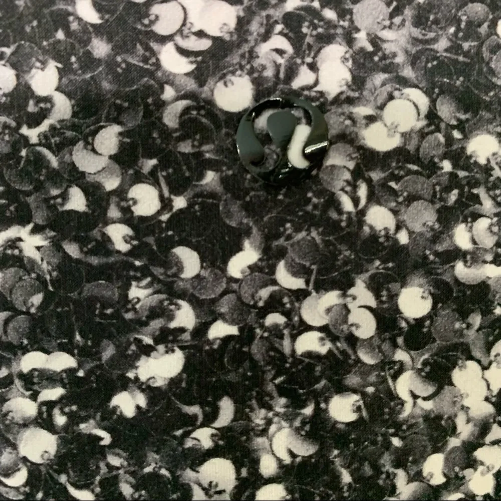 Lululemon Shine Tight! Sequin print size 8 - Image 5