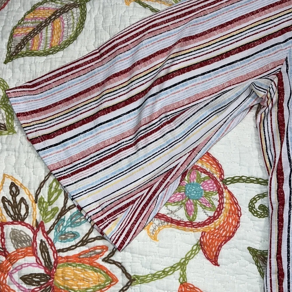 LATE AUGUST women's medium 3/4 sleeve blouse v-neck button accent tie bottom - Image 7