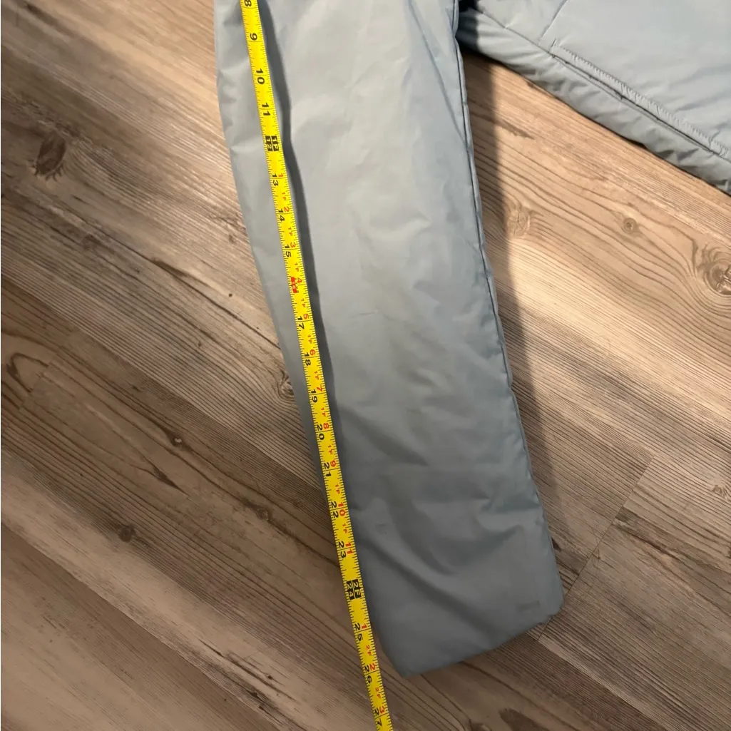 GAP Women's Light Gray Puffer Jacket NWOT - Image 3