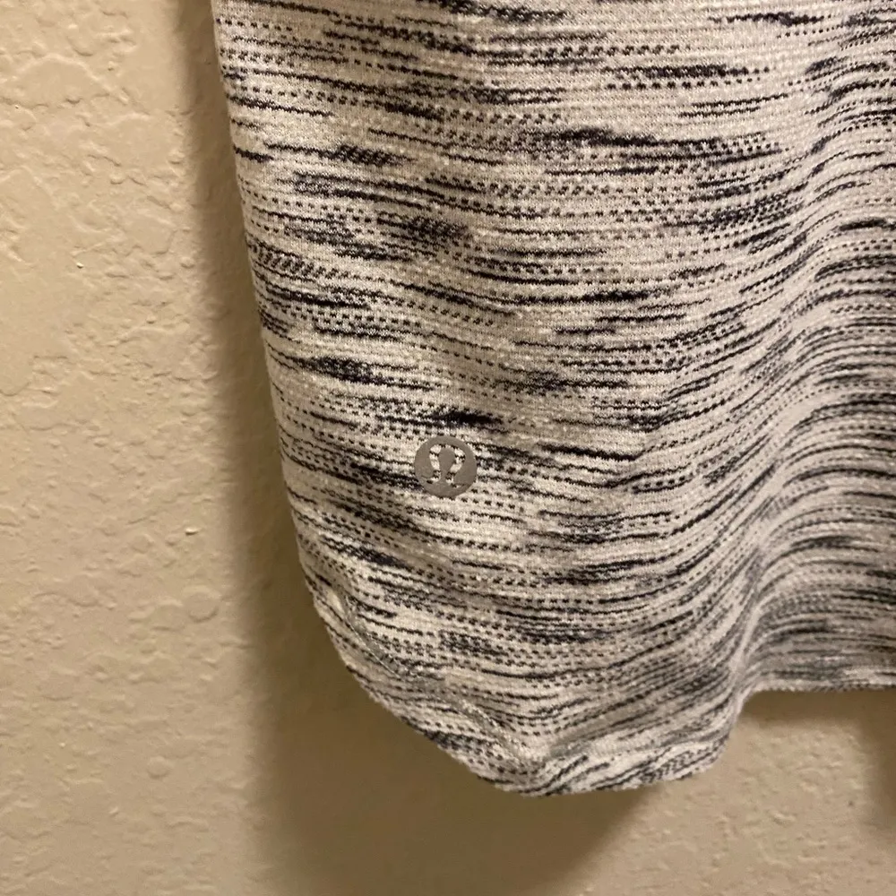 Lululemon Run Around Tee Tiger Space Dye Black White Size 8 - Image 9