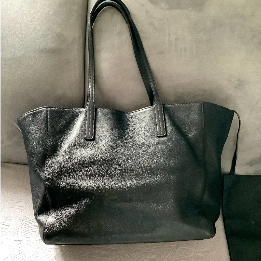 Authentic MCM GENUINE LEATHER TOTE🌹🌹🌹 - Image 4