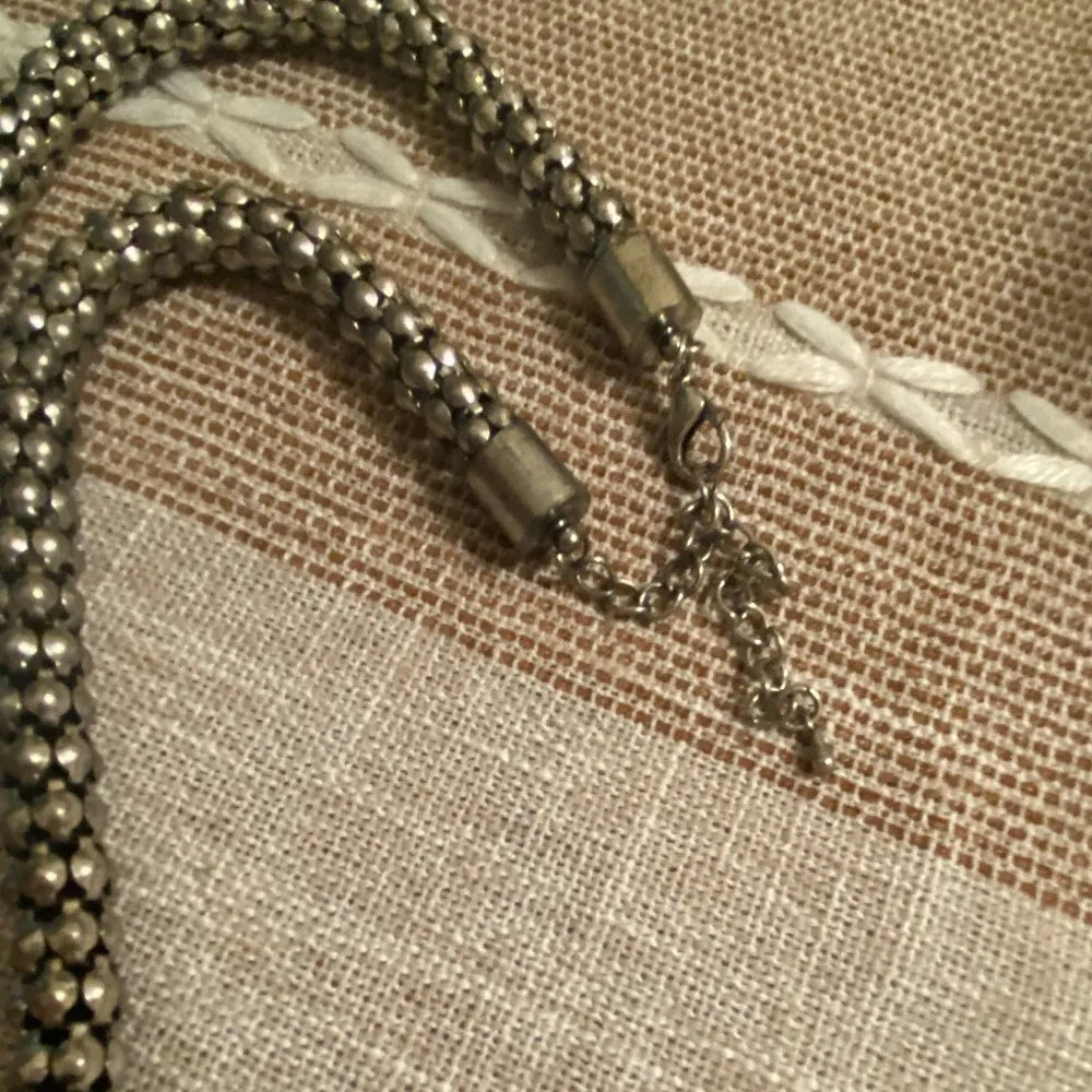 Silver Tone chunky articulated fish necklace - Image 4