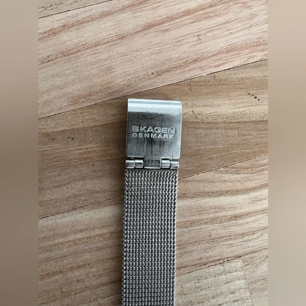 Skagen Ladies Watch Silvery White Dial Date Window Adjustable Stainless Bracelet - Image 9