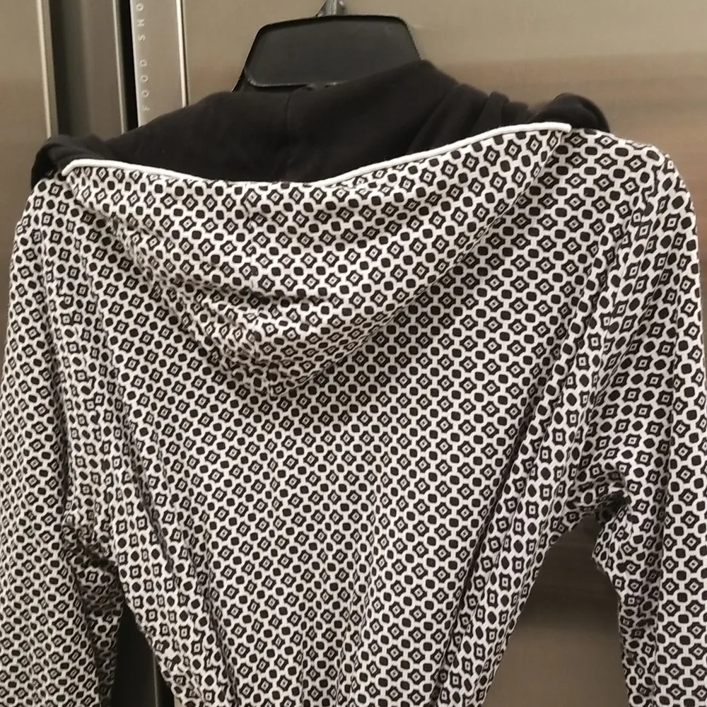💕MICHAEL STARS💕 Reversible Bath Robe ~ Black & White Geometric Print Medium - Image 4