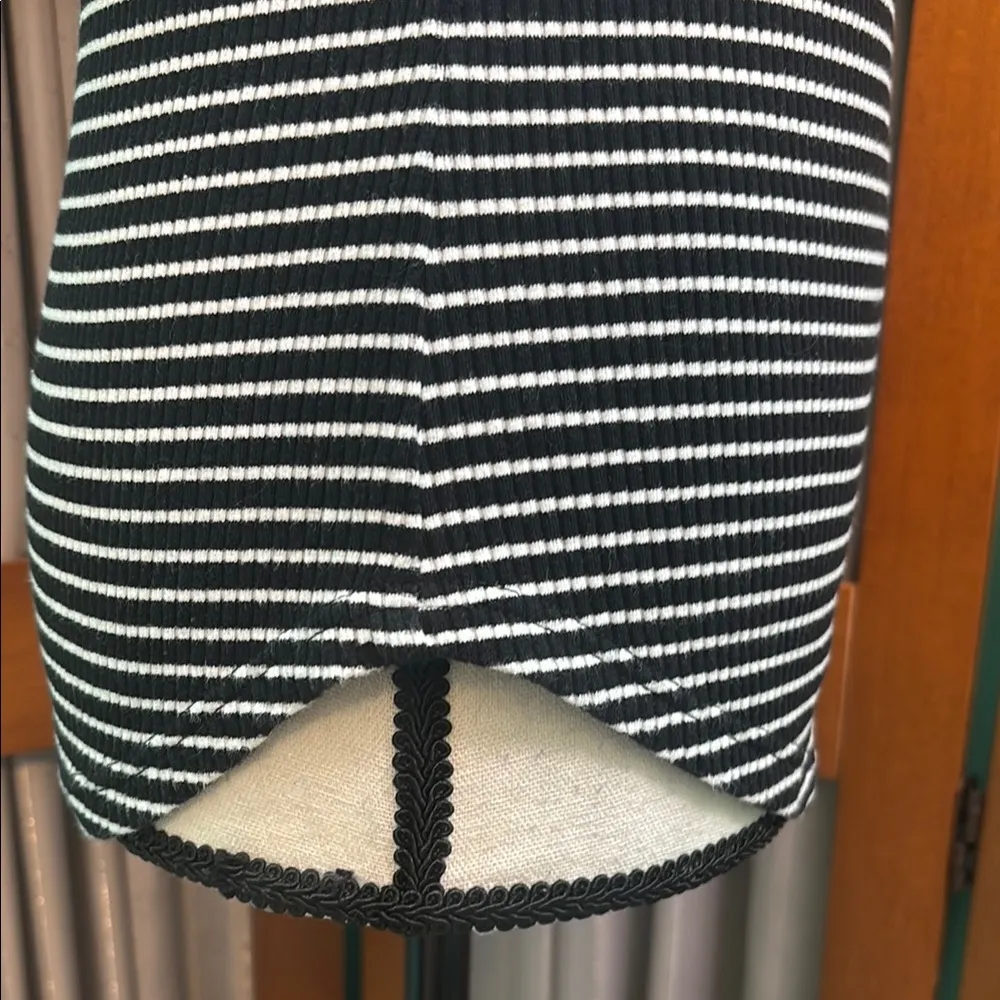 Black and White Striped Sleeveless Fitted Tank Top - Image 6