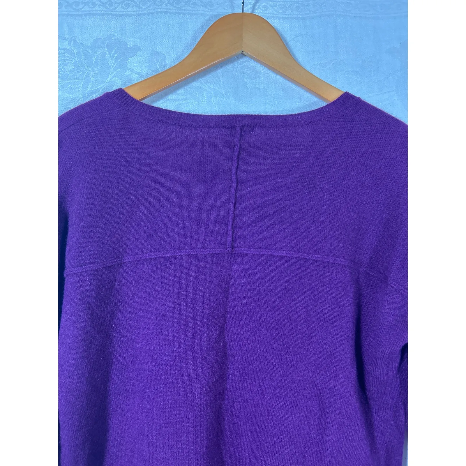 Halogen 100% Cashmere Sweater Medium Purple V Neck Classic - Image 8