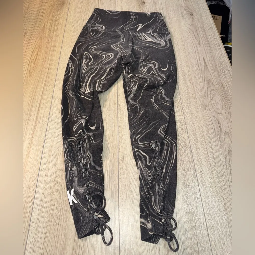 PINK Victoria's Secret Black and White Swirl Leggings tights - Image 2