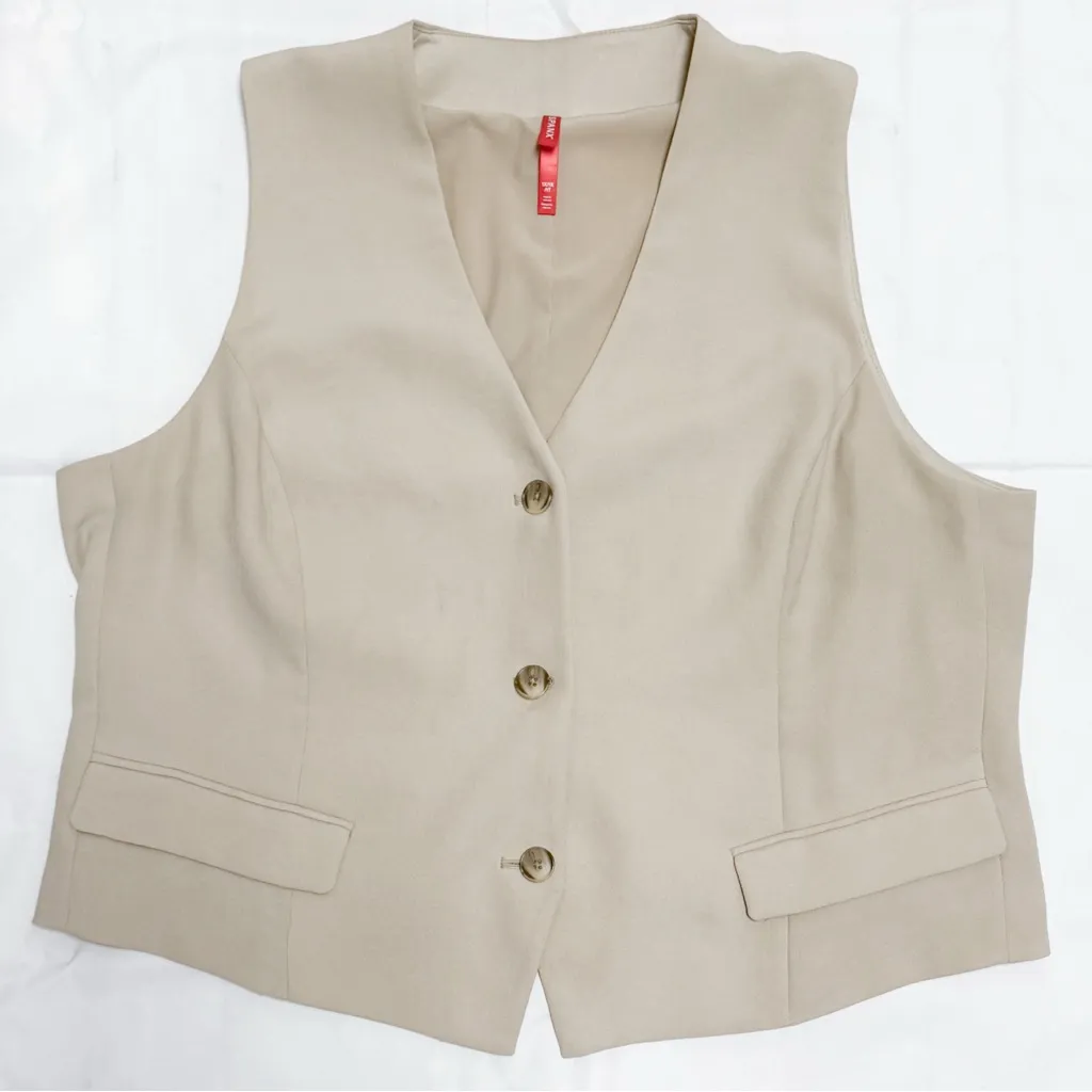 Spanx Tahini Beige Crepe 3 Button Short Length Vest 1X Faux Flap Pockets - Image 5