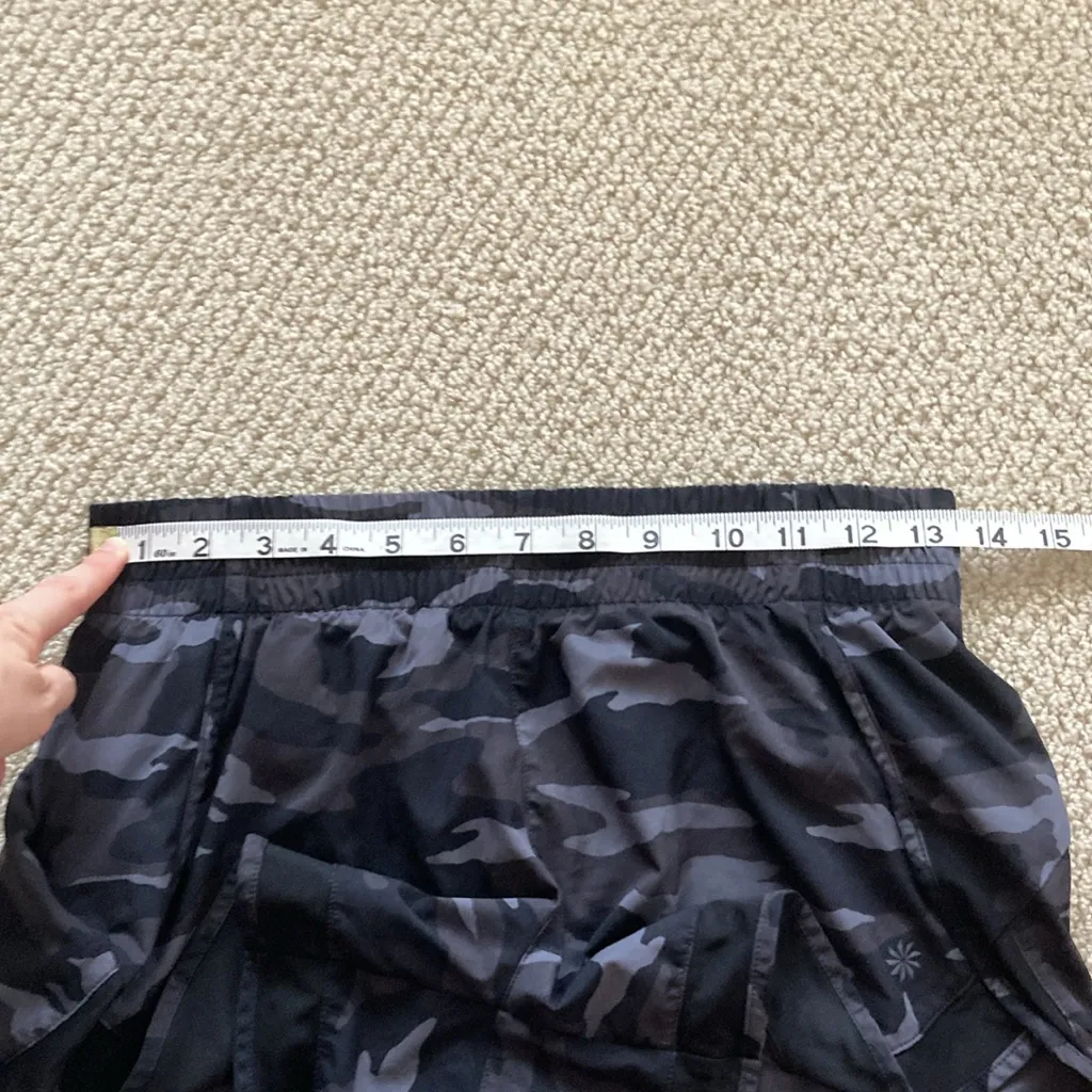 ATHLETA Printed Mesh Racer Run Short 4” Black Camo Lined Size XS Train VEUC - Image 5