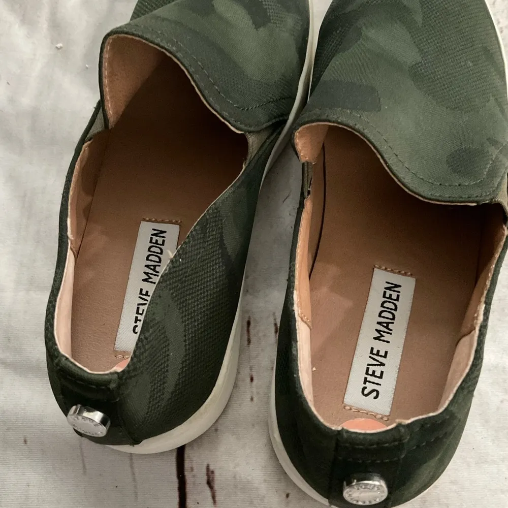 STEVE MADDEN CAMO SLIP ON SNEAKERS - Image 5