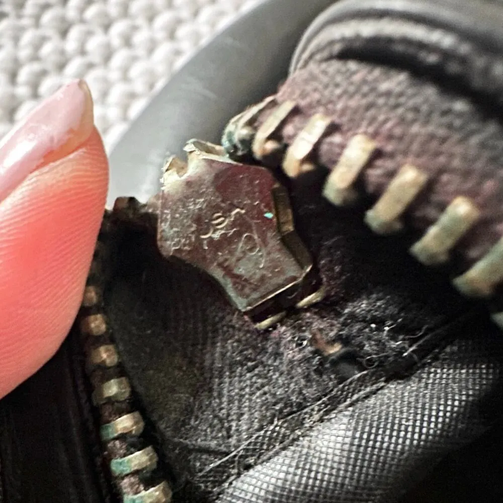 Vintage Black Faux Leather 60s Teardrop Travel Case Center USA Zipper Top Handle - Image 6