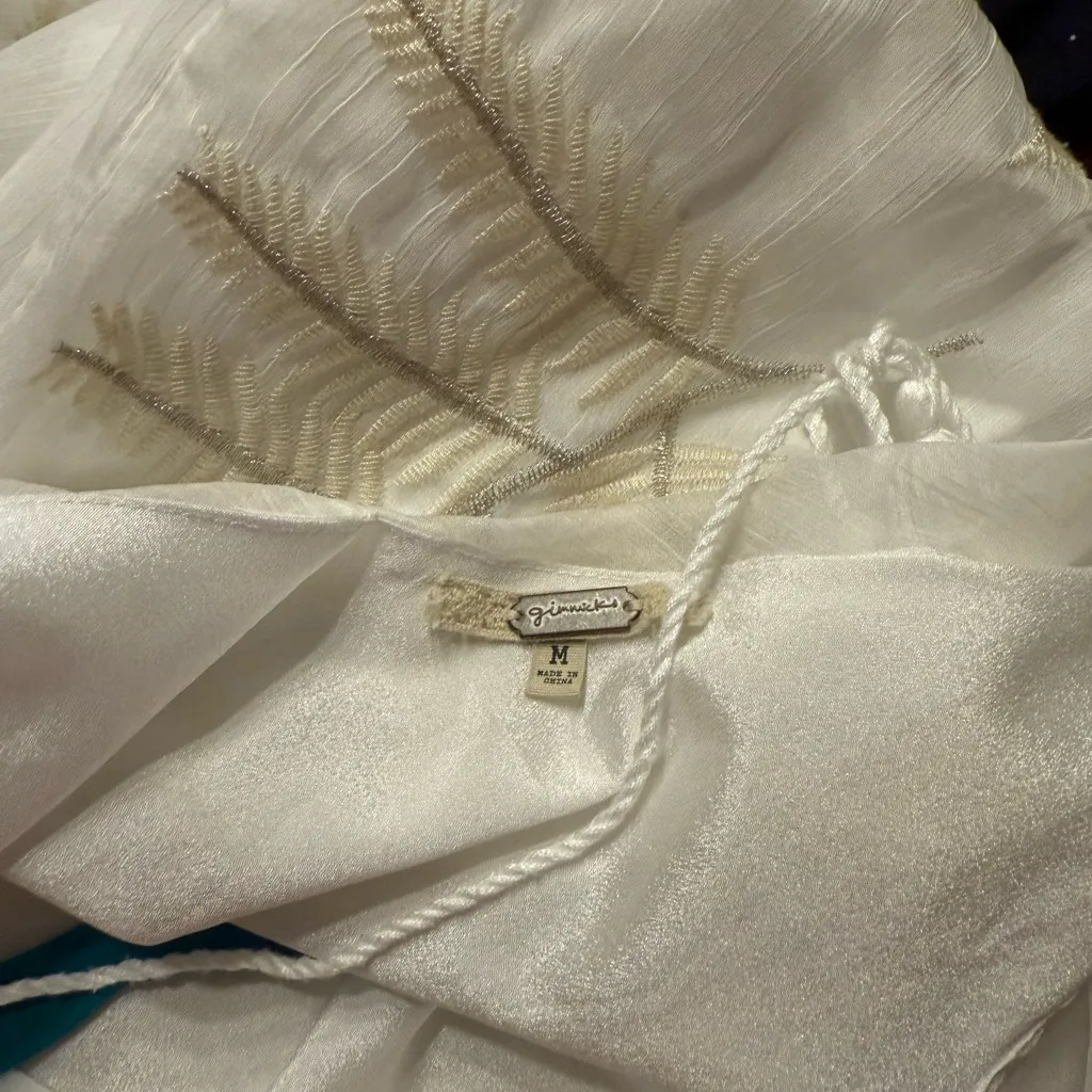 Gimmicks by BKE  White and Cream Blouse - Image 5