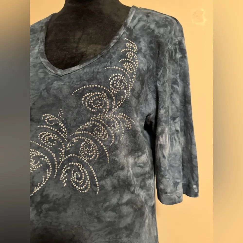 EUC Sledge USA A New Kind Blue and Black Tie Dye V Neck Rhinestone Tee size XL - Image 3