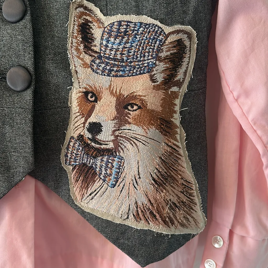 Gray Vest with custom embroidered Fox Patch Size M - Image 3