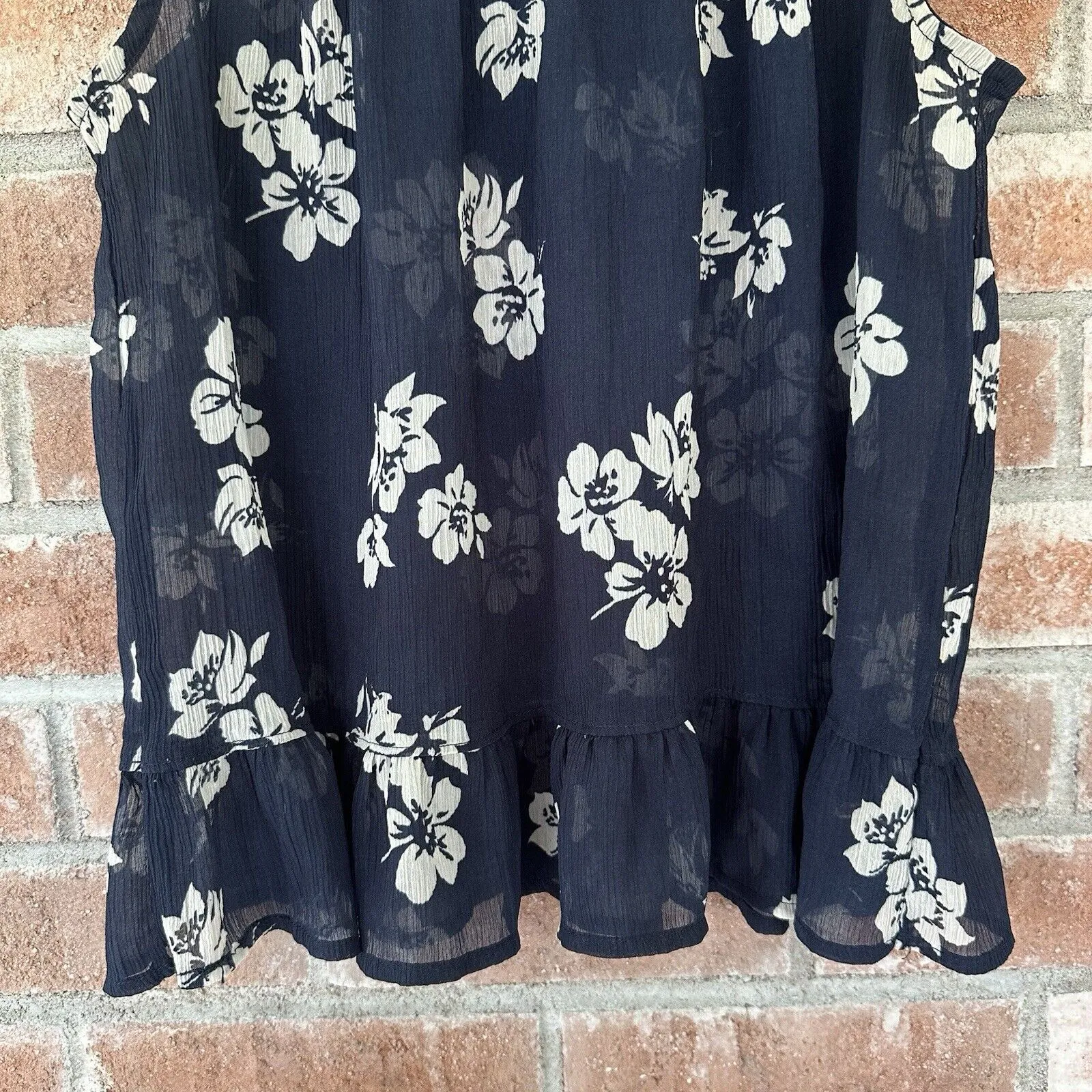 Hollister Sheer Cap Sleeve Keyhole Back Floral Blouse Medium Navy - Image 4