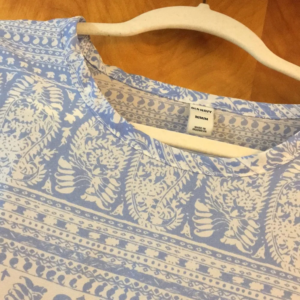 Old Navy Light blue and ivory patterned blouse - Image 2